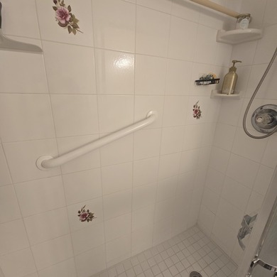 NEW PRICE Tastefully appointed 1st Floor 55+ FURNISHED and - photo 14