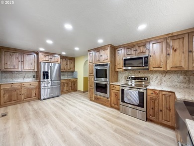 Newly remodeled and has not been lived in since, this home is - photo 9