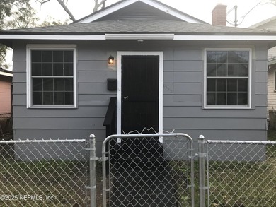 This is a 3 bedroom 1 bath home. It has tile in the living room - photo 1