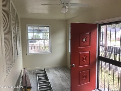 This is a 3 bedroom 1 bath home. It has tile in the living room - photo 3
