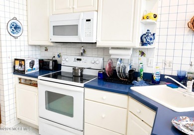 Resort-style living awaits in the highly desirable Sunrise Bay - photo 4