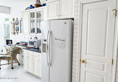 Resort-style living awaits in the highly desirable Sunrise Bay - photo 5