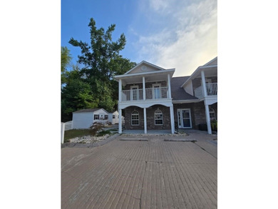 Beautifully maintained 3-bedroom, 2-bath corner-unit townhome in - photo 1