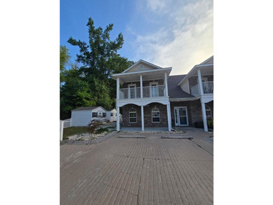 Beautifully maintained 3-bedroom, 2-bath corner-unit townhome in - photo 2