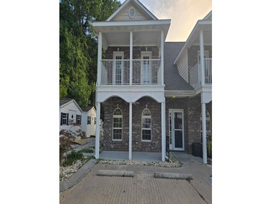 Beautifully maintained 3-bedroom, 2-bath corner-unit townhome in - photo 4
