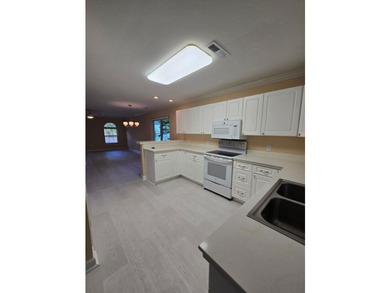 Beautifully maintained 3-bedroom, 2-bath corner-unit townhome in - photo 9