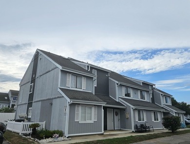 One-bedroom, one-bathroom second-floor condo, just a short drive - photo 1
