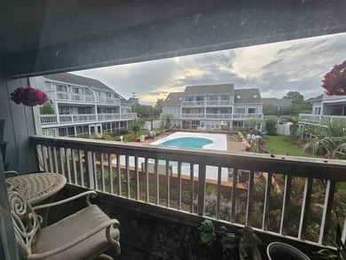 One-bedroom, one-bathroom second-floor condo, just a short drive - photo 5