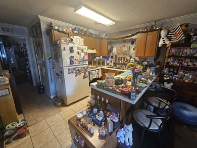 One-bedroom, one-bathroom second-floor condo, just a short drive - photo 6
