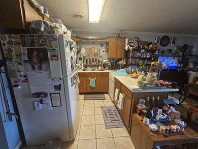 One-bedroom, one-bathroom second-floor condo, just a short drive - photo 7
