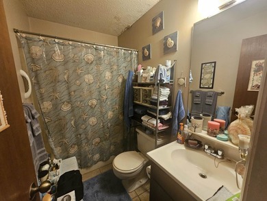 One-bedroom, one-bathroom second-floor condo, just a short drive - photo 8
