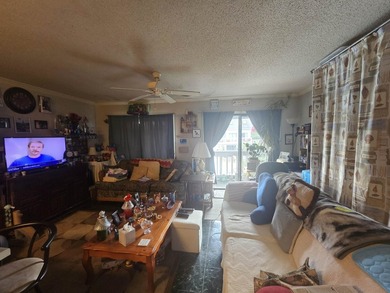 One-bedroom, one-bathroom second-floor condo, just a short drive - photo 9
