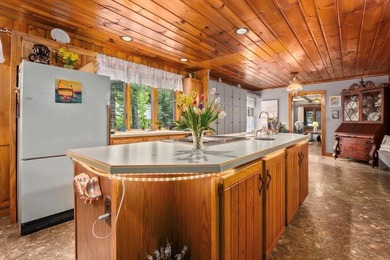 This charming cabin is located on the banks of Enterprise Lake - photo 4