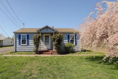 Price Tune-Up! Step into something different. This 2 bed, 1 bath - photo 2