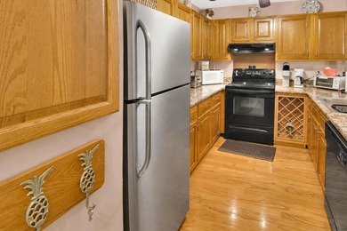 Terrific and spacious end-unit 3-bedroom, 2.5-bath furnished - photo 7