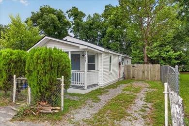2023 Hugo Avenue is a beautifully renovated 2-bedroom, 2-bath - photo 2