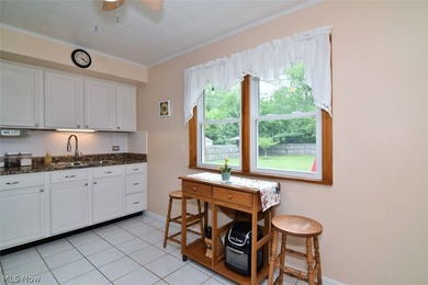 Welcome home to this well-maintained 3-bedroom, 2 full bathroom - photo 9