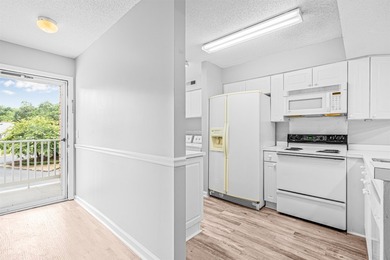 Welcome to this charming, updated 2-bedroom, 2-bathoom condo - photo 5