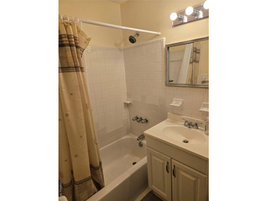 Large One Bedroom Apartment On The First Floor With A Nice Size - photo 8