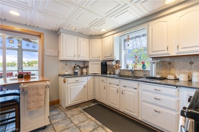 This house is all about the lake and maximizing the lake views - photo 17