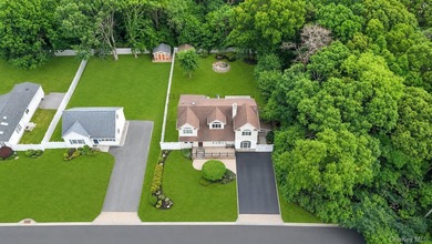 Custom-built and thoughtfully designed, this exceptional home - photo 3