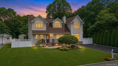 Custom-built and thoughtfully designed, this exceptional home - photo 4