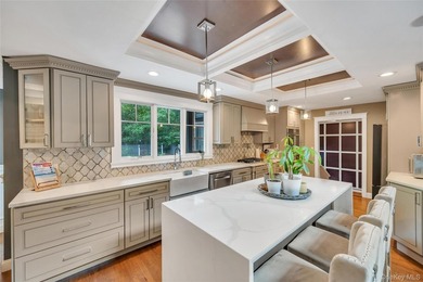 Custom-built and thoughtfully designed, this exceptional home - photo 9