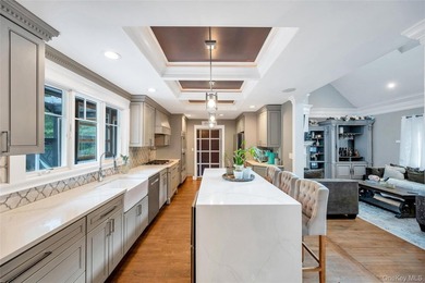 Custom-built and thoughtfully designed, this exceptional home - photo 10