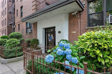 Bright and inviting 2-bedroom, 1-bathroom co-op apartment in the - photo 1