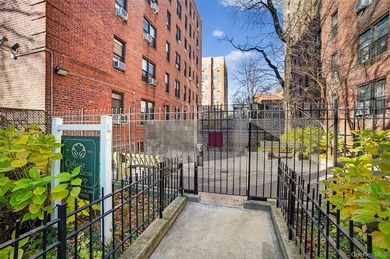 Bright and inviting 2-bedroom, 1-bathroom co-op apartment in the - photo 3