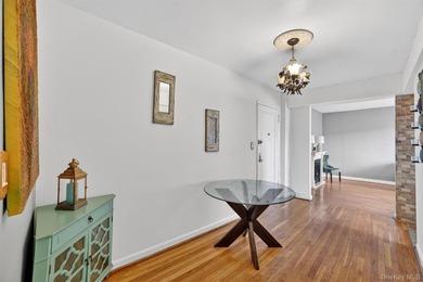 Bright and inviting 2-bedroom, 1-bathroom co-op apartment in the - photo 5