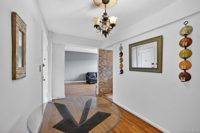 Bright and inviting 2-bedroom, 1-bathroom co-op apartment in the - photo 6