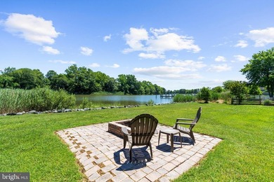 Coastal cottage charm meets waterfront living on picturesque - photo 2