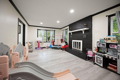 Welcome to this beautifully remodeled 4-bedroom, 1 full and 1 - photo 19