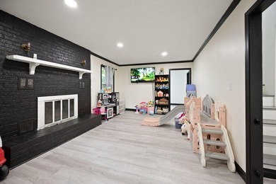 Welcome to this beautifully remodeled 4-bedroom, 1 full and 1 - photo 20