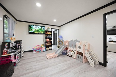 Welcome to this beautifully remodeled 4-bedroom, 1 full and 1 - photo 21