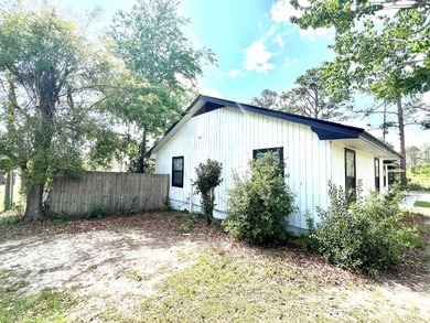Enjoy lakefront living in Baymeadows with this 4-bedroom home - photo 3