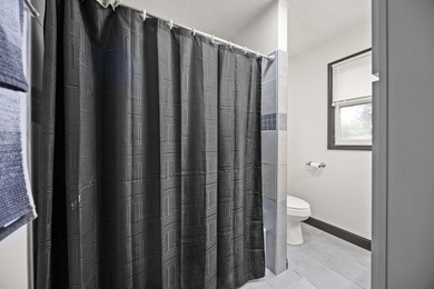 Welcome to this beautifully remodeled 4-bedroom, 1 full and 1 - photo 25