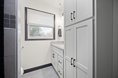Welcome to this beautifully remodeled 4-bedroom, 1 full and 1 - photo 26