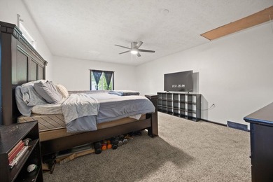 Welcome to this beautifully remodeled 4-bedroom, 1 full and 1 - photo 28