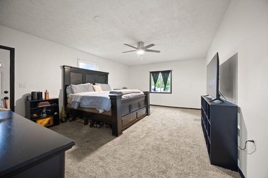Welcome to this beautifully remodeled 4-bedroom, 1 full and 1 - photo 29