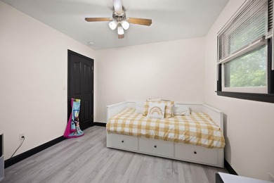 Welcome to this beautifully remodeled 4-bedroom, 1 full and 1 - photo 30