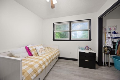 Welcome to this beautifully remodeled 4-bedroom, 1 full and 1 - photo 31