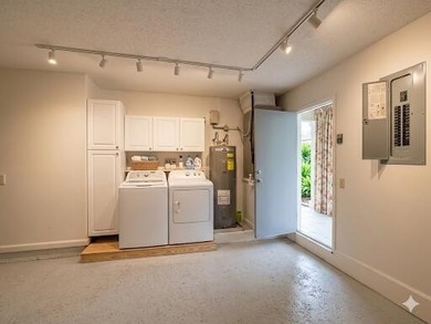 BEAUTIFUL SPLIT 3/2.5 HOME situated on an expansive 1/4-acre - photo 12