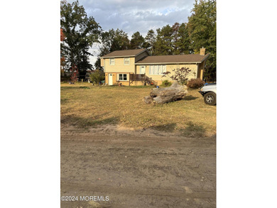 (private lake, pond, creek) Home For Sale in Plumsted New Jersey