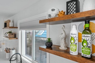 Beautifully renovated 3bed/3bath townhome located steps from the - photo 8