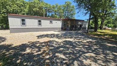 This well-maintained, turn-key 1996 mobile home features 3 - photo 1