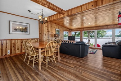 Beautiful year-round cabin situated right at the water's edge - photo 5