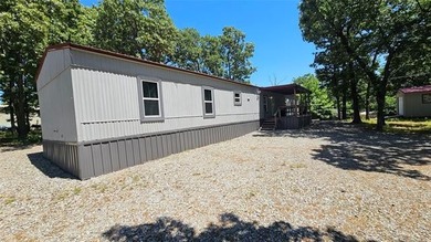 This well-maintained, turn-key 1996 mobile home features 3 - photo 5