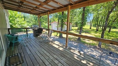 This well-maintained, turn-key 1996 mobile home features 3 - photo 8